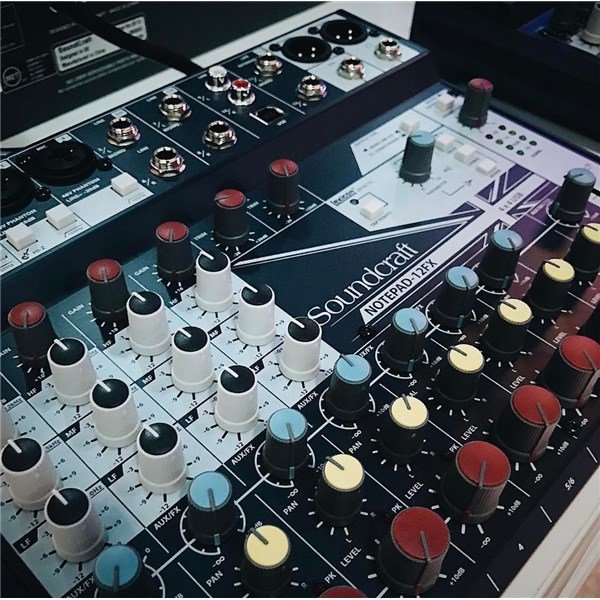 Soundcraft Notepad 12FX 12 Kanal Efektli Stüdyo Kayıt Mikseri