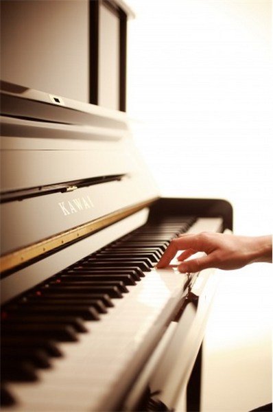 Kawai KX-21 E/P Parlak Siyah Upright Duvar Piyanosu 121cm