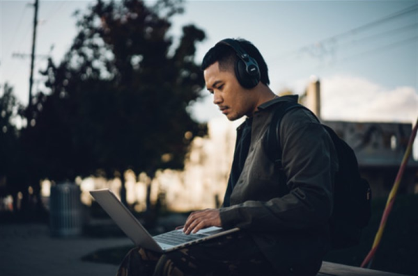 AKG K371-BT Profesyonel Bluetooth Kapalı Stüdyo Kulaklık